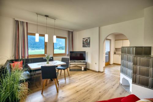 阿亨基希的住宿－Haus Oberautal，客厅配有桌子和沙发
