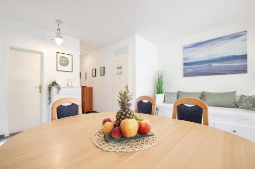 uma taça de fruta numa mesa numa sala de estar em Apartment Mirta em Privlaka