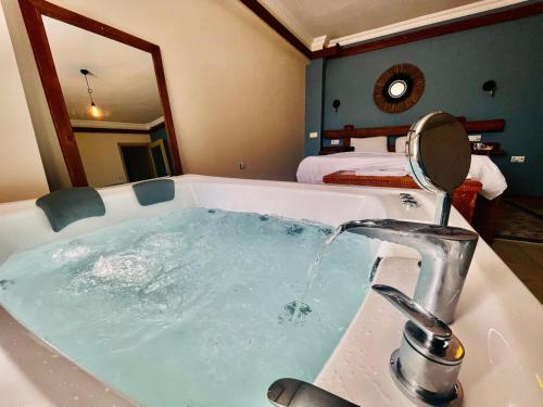 een badkamer met een bad en een fontein bij Infinity Suites in Fethiye