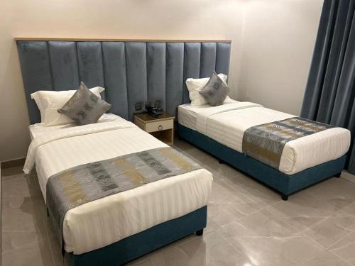 two beds sitting next to each other in a room at غرفة وصالة فاخرة حي السلامة in Jeddah
