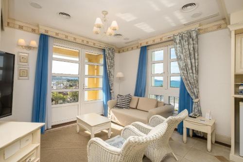 - un salon avec un canapé et des chaises dans l'établissement Suite com cozinha dentro de hotel - Seazone ILCTOP, à Florianópolis