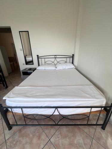 a bed in a room with a white mattress at Dhoma Plazhi Husi in Borsh