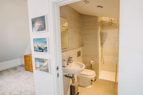 Koupelna v ubytování 3 Bedroom Holiday Home by beach in Newquay