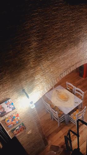 an overhead view of a table and a brick wall at L'antico vicolo in Nunziata