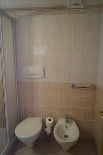 カンピテッロ・ディ・ファッサにあるHotel Mariafloraのトイレと洗面台付きのバスルーム