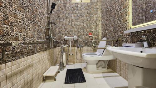 a bathroom with a sink and a toilet in it at تــرامونتــان in Hail