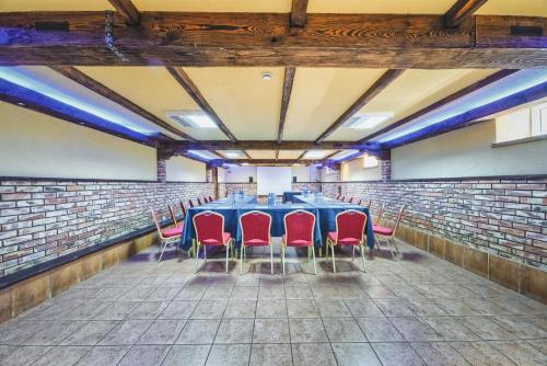 a conference room with a long table and red chairs at Grand Częstochowa in Częstochowa
