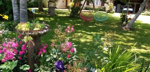 Un jardín fuera de Gites Le Grand Jardin