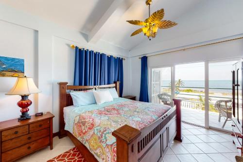 1 dormitorio con 1 cama y balcón con vistas al océano en Suite E301 Mara Laguna, en San Pedro