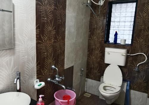 ein Badezimmer mit Toilette und Waschbecken in der Unterkunft Bluebeli Mountain Villa By Holiday Villass in Mahabaleshwar