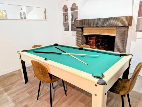 - un billard devant une cheminée dans l'établissement Appartement 3 chambres avec billard - centre, à Béziers