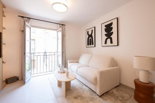 un salon avec un canapé et une table dans l'établissement OSCAR, appartement de standing, à Saint-Tropez