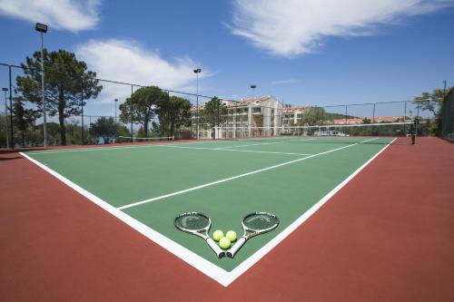 Tenis a/nebo squash v ubytování Ramada Resort Kusadasi & Golf nebo okolí