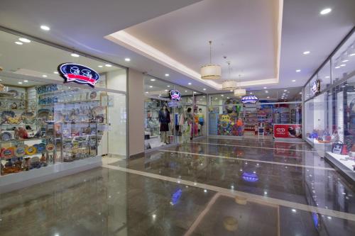 Supermarket nebo jiné obchody v  rezortu nebo okolí