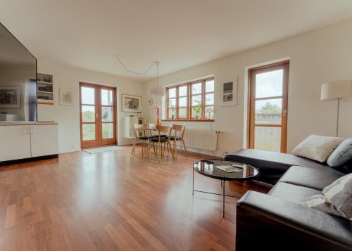 ein Wohnzimmer mit Sofa und Tisch in der Unterkunft Marina view - 3 Bedroom Apartment - Central Tórshavn in Tórshavn