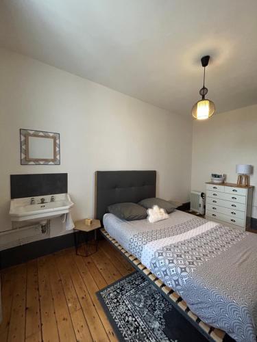 um quarto com uma cama e uma cómoda em Gîte 6 personnes 3 chambres château de la bouchatte em Chazemais