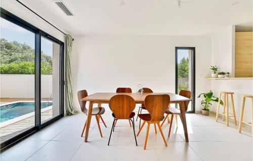 une salle à manger avec une table et des chaises en bois dans l'établissement Stunning Home In Monteux With Wifi, à Monteux