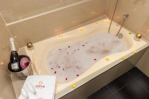 a bath tub filled with blood and a bottle of wine at GOYA HOTEL in Jaén