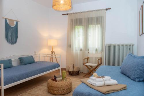 una camera con letto, divano e sedia di Postmans Apartment Under Meteora a Kalabaka