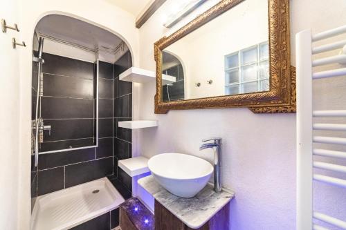 une salle de bain avec un lavabo et un miroir dans l'établissement Bel appartement, proximité plages Mourillon, à Toulon