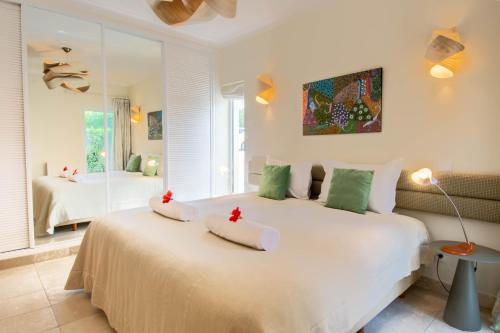 a bedroom with a large white bed with pillows on it at Casa La Vendola in Estômbar