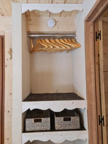 une armoire avec deux paniers à l'intérieur dans l'établissement Le havre de paix., à Saint-Dalmas-le-Selvage