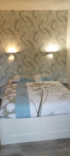 une chambre avec un lit dont le mur est couvert de serpents dans l'établissement Cabourg, Hypercentre, 2 pièces Cosy, à Cabourg