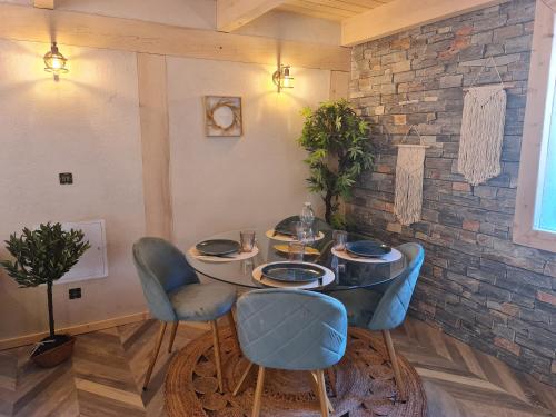 une salle à manger avec une table et des chaises bleues dans l'établissement Le havre de paix., à Saint-Dalmas-le-Selvage