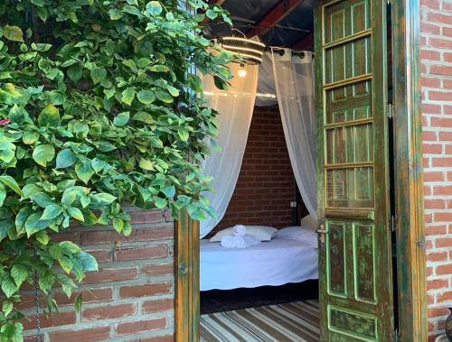 São Valentim do Sul的住宿－Cabana Aconchego do Recanto，卧室配有砖墙内的床铺