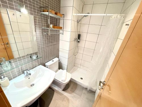 een badkamer met een wastafel, een douche en een toilet bij 11 Arenales del sol Beach y piscina in Arenales del Sol