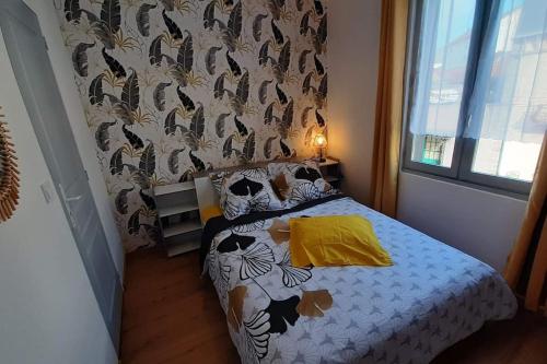 - une petite chambre avec un lit et une fenêtre dans l'établissement Residence de l évèché 4, à Limoges