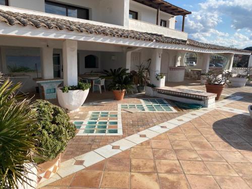 a house with a courtyard with a swimming pool at Residence Baja Sardinia in Baja Sardinia