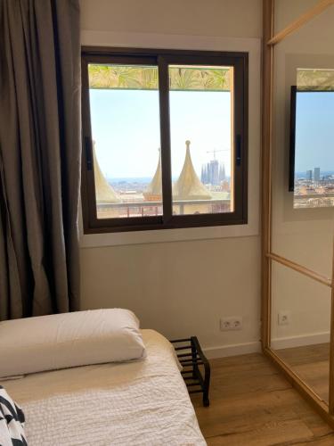 Amazing sea and Sagrada Familia views homey apartment