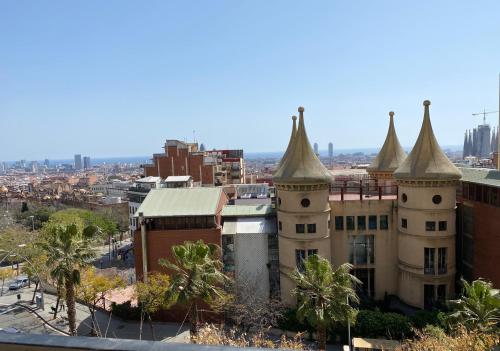 Amazing sea and Sagrada Familia views homey apartment