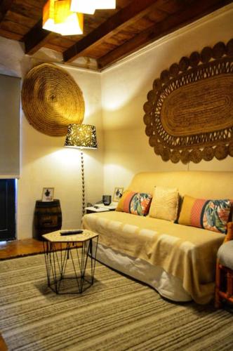 1 dormitorio con 1 cama y 1 mesa con lámpara en Casa do Jardim, en Montargil