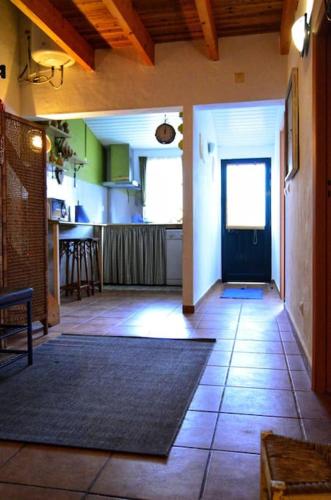 Habitación con pasillo con puerta y cocina en Casa do Jardim, en Montargil