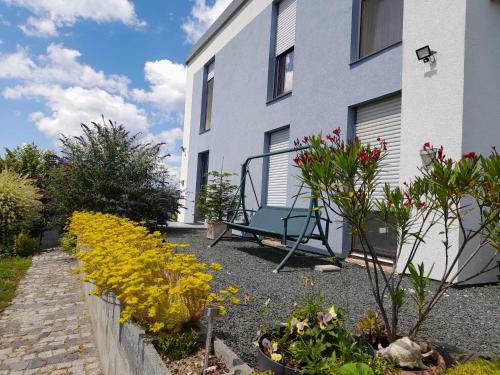 a garden with a bench in front of a building at Banat Residence in Reşiţa