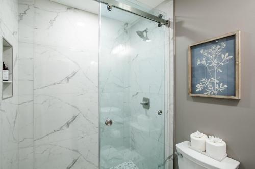 bagno con doccia in vetro e servizi igienici di Tyrrells Pass Lake Access with Hot Tub and Arcade a Lenoir City