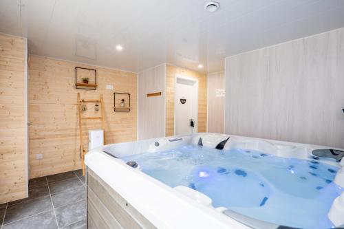 uma grande casa de banho com uma grande banheira em Plaines-Provence Spa&Sauna em Digne-Les-Bains
