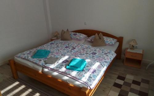a bedroom with a bed with blue towels on it at Am Luhestrand in Luhdorf
