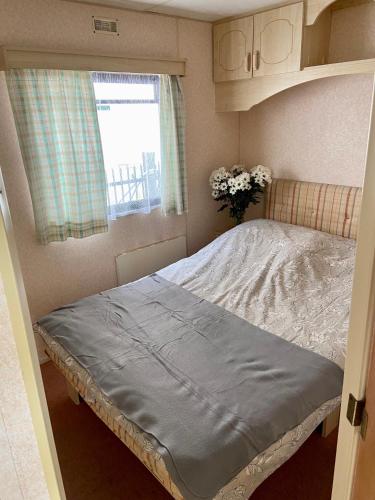 a bed in a small room with a window at U Pani Marioli in Hel