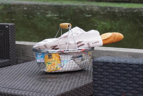 un panier contenant un hot-dog sur une table dans l'établissement Village Toue du Domaine des Demoiselles, à Chassenard