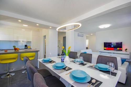 a dining room and kitchen with a table and chairs at Holiday Home Ferias in Makarska