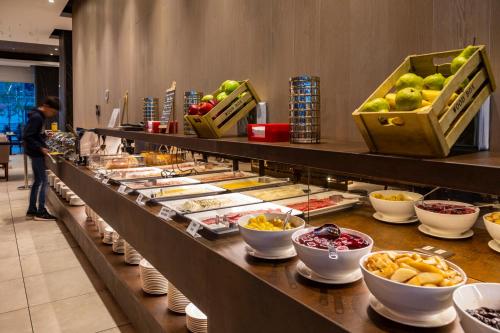un buffet avec de nombreux types de nourriture différents dans l'établissement Best Western Premier Marina Las Condes, à Santiago