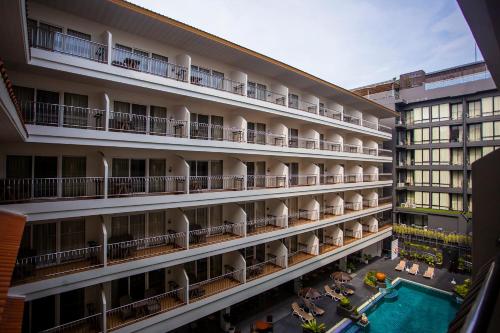 an aerial view of a hotel with a swimming pool at Sabai Sabana in Pattaya Central
