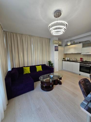 sala de estar con sofá y mesa en Gabizz Apartments, en Constanţa