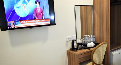 Pokój z telewizorem z płaskim ekranem na ścianie w obiekcie ECO HOTEL at BB w Kuala Lumpur