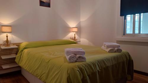 una camera da letto con un letto e asciugamani di CASA BERELY a Cariño