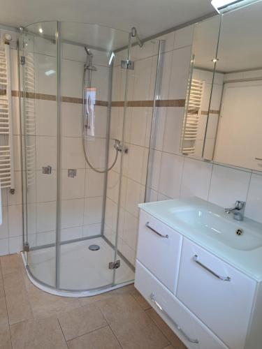 a bathroom with a shower and a sink at Zimmervermietung KaSa in Groß Lafferde