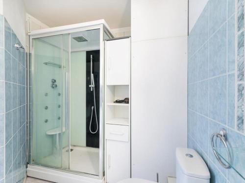 een badkamer met een douche en een toilet bij Chambres à louer dans appartement in Montpellier